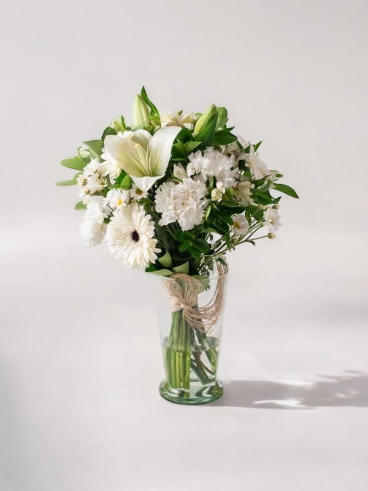 Arranjo de Lírios e Flores do Campo Branco