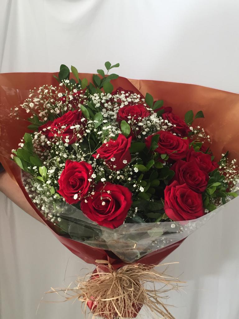 Buque com 15 rosas vermelhas