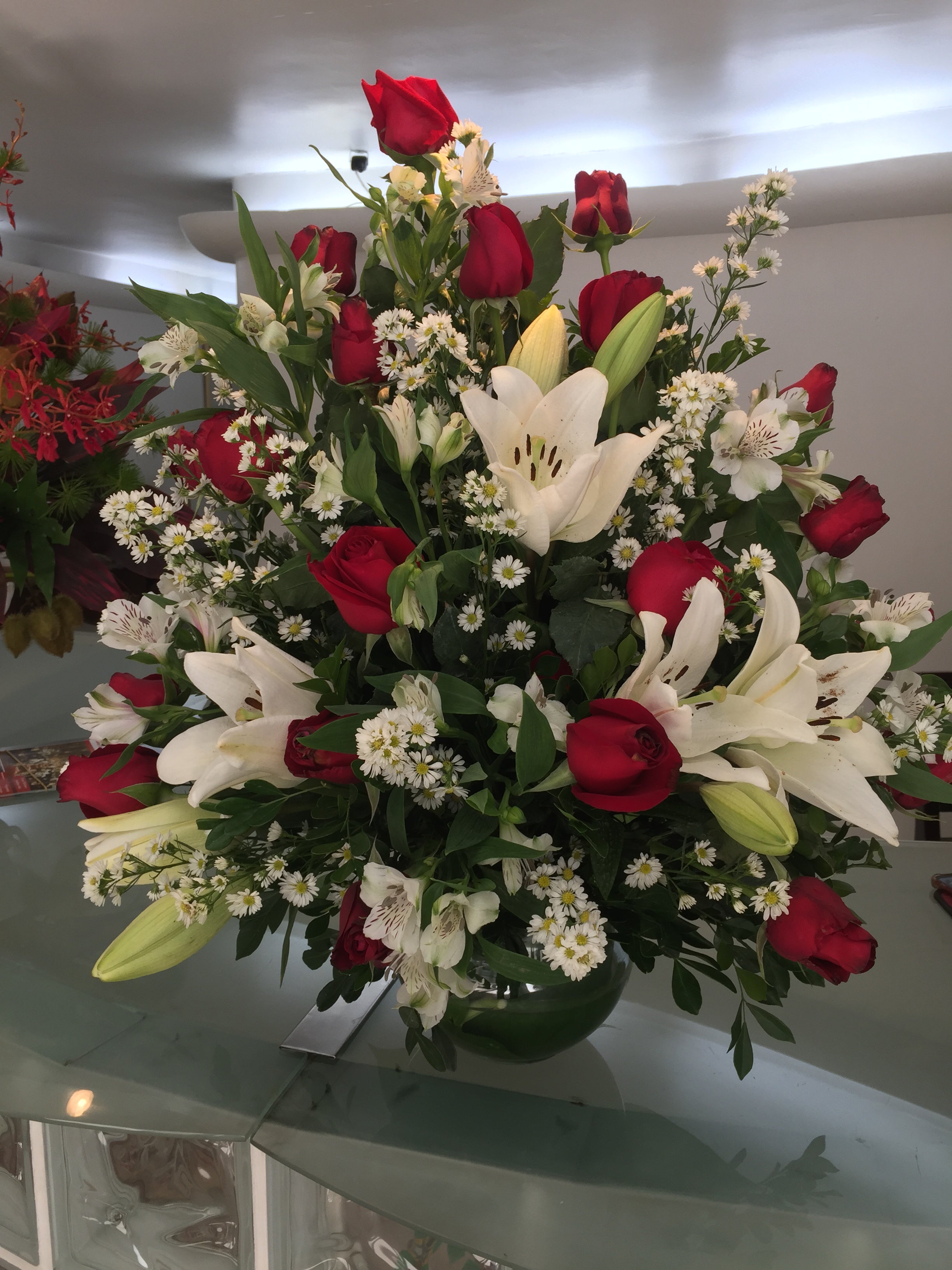 Arranjo em Lírios Brancos e Rosas Vermelhas