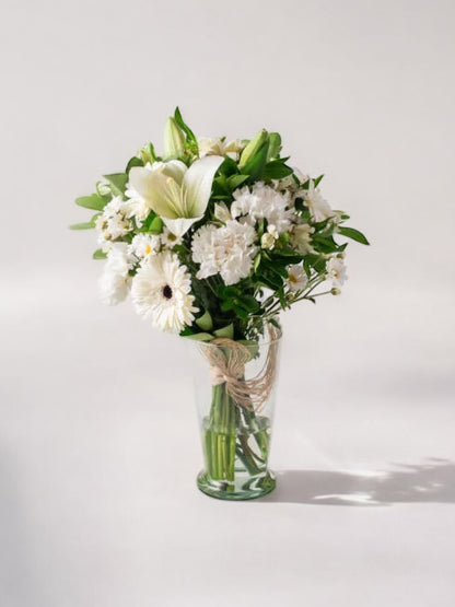 Arranjo de Lírios e Flores do Campo Branco