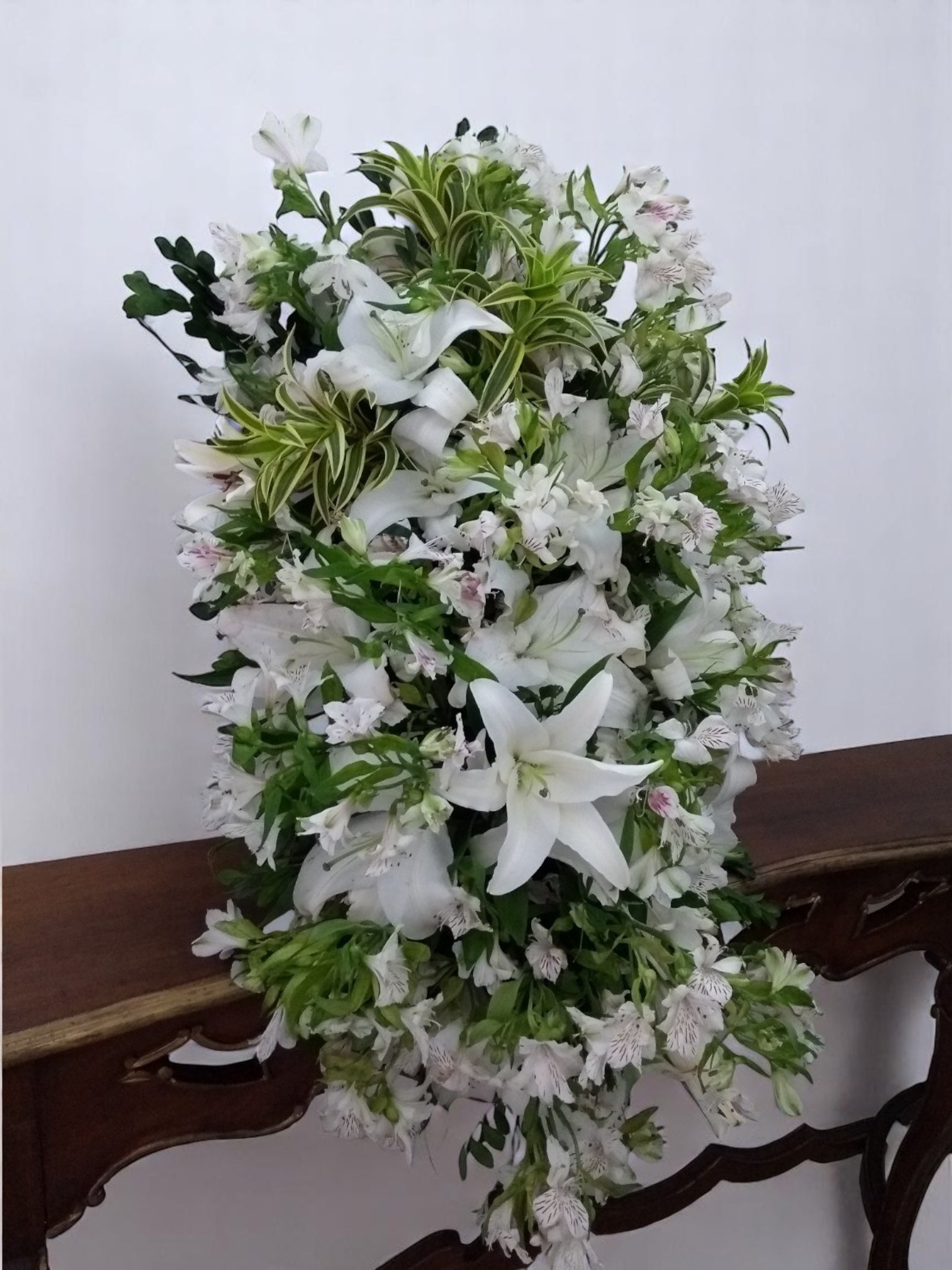 Arranjo Cascata Palmas Brancas