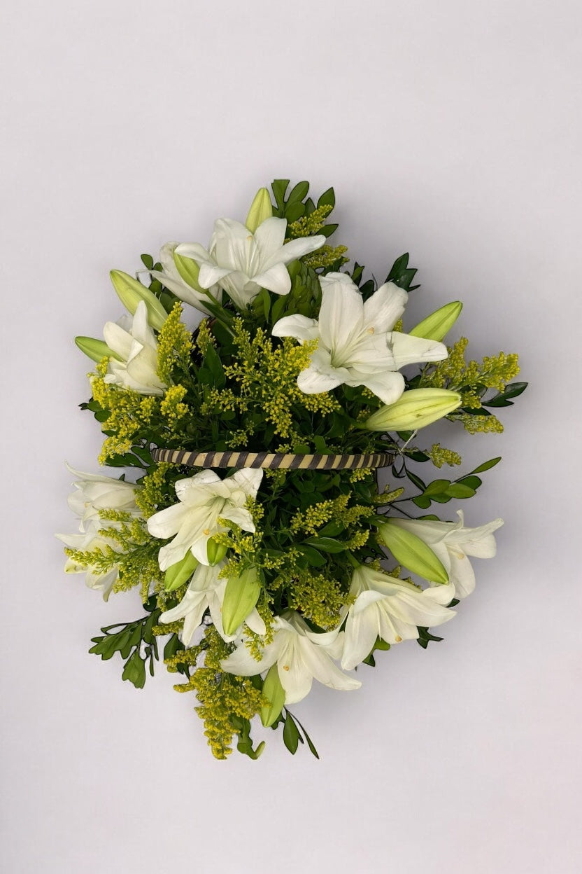 Cesta de Lírios Brancos