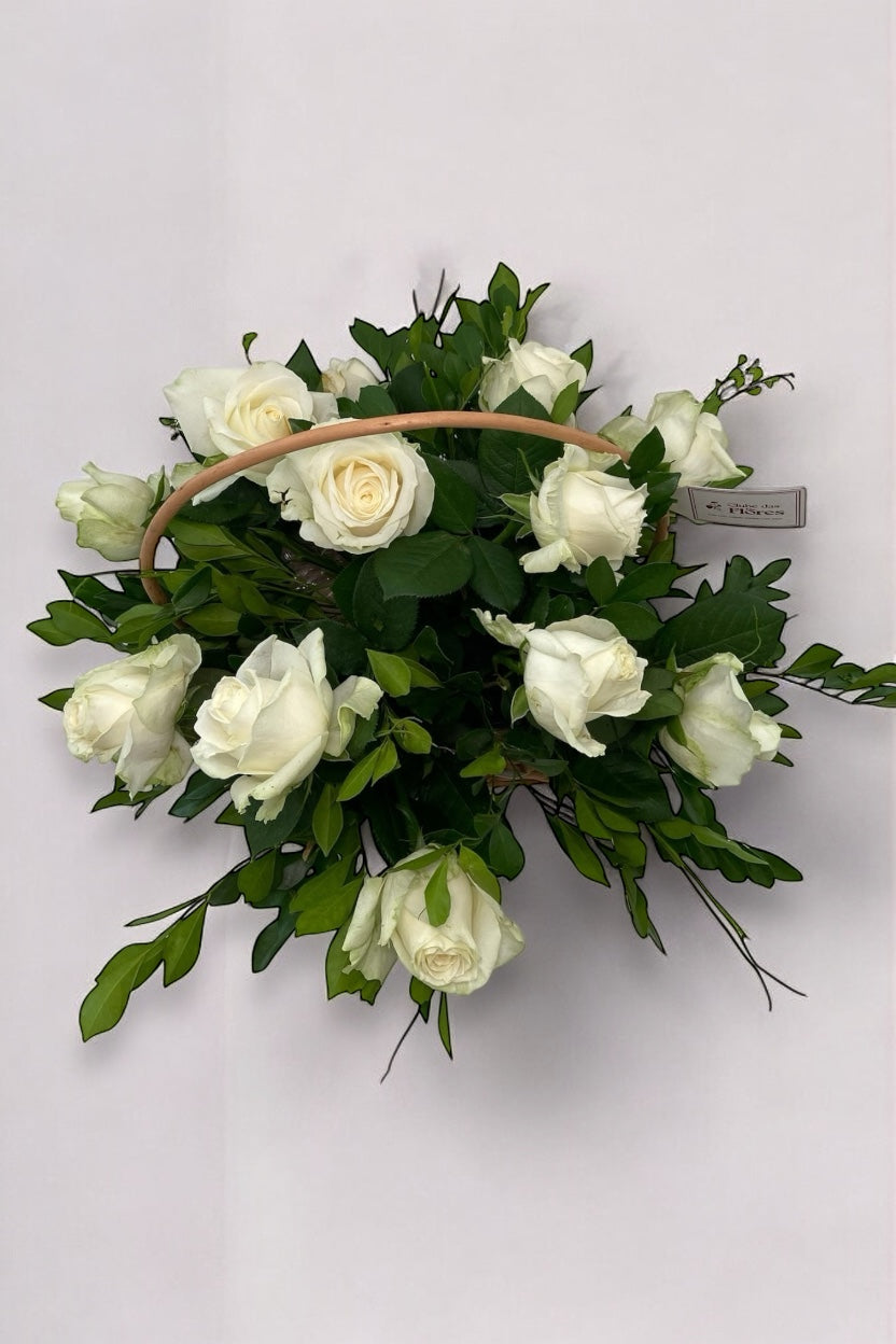 Cesta de Rosas Brancas